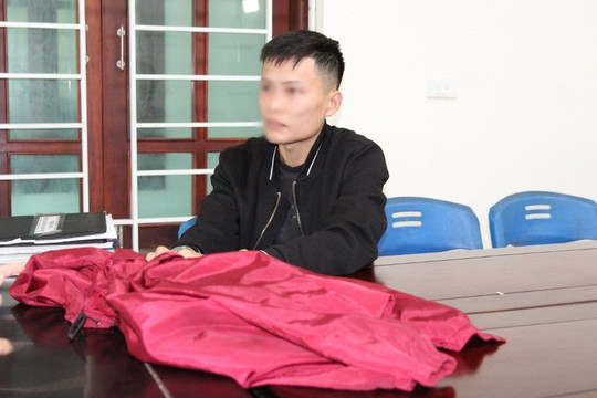 Bắt đối tượng dùng dao xông vào ngân hàng cướp tài sản