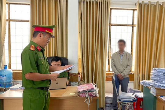 Tạm giữ nhân viên phòng đăng ký đất đai tỉnh Gia Lai vì nhận hối lộ