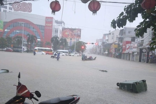 Nhiều tuyến đường ở Huế ngập sâu, giao thông 'tê liệt'