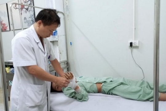 Pháo tự chế phát nổ, nam sinh 14 tuổi suýt mất tay