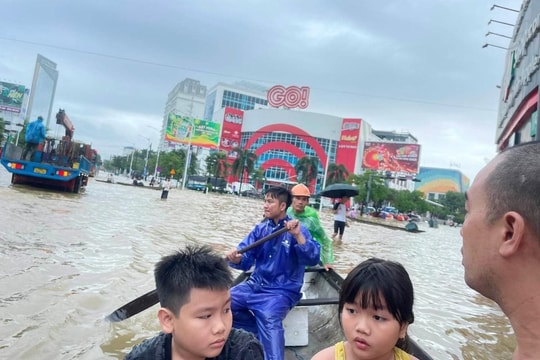  TT-Huế: Lật ghe khi đi qua vùng ngập sâu, một người mất tích, một người tử vong