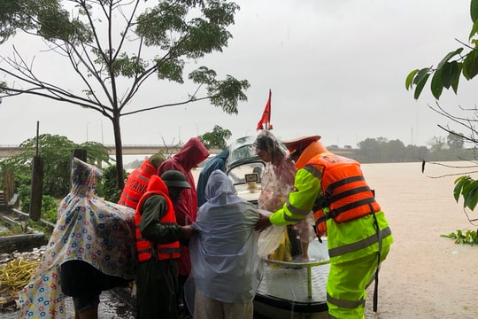 Kịp thời đưa nhiều sản phụ và người cao tuổi đến bệnh viện trong mưa lũ