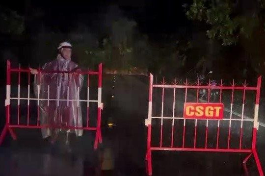 Sạt lở nghiêm trọng đoạn đường Hồ Chí Minh qua Quảng Nam