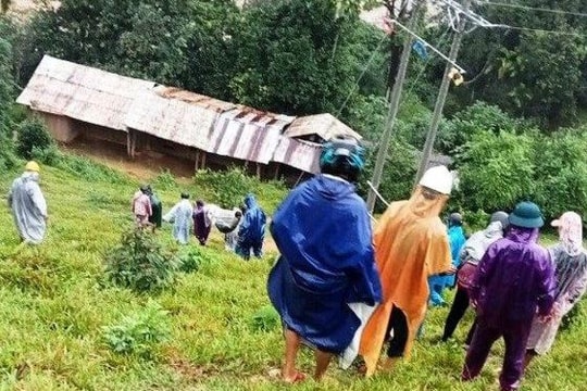 Khiêng nạn nhân 30km giữa mưa lũ đi cấp cứu