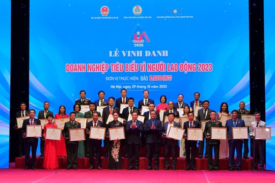 Vietcombank lần thứ tư liên tiếp được Bằng khen “Doanh nghiệp tiêu biểu vì người lao động”