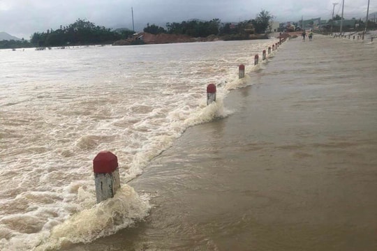 Bình Định: Cứu 2 thanh niên bị nước lũ cuốn trôi khi đi xe máy qua tràn