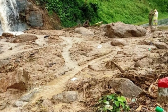 Quảng Ngãi: Quốc lộ 24 đoạn qua huyện Ba Tơ bị sạt lở, nứt toác