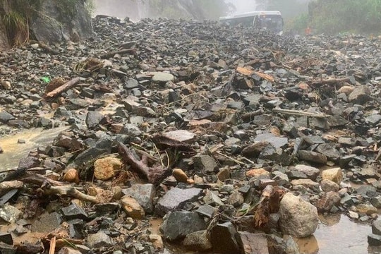 Giao thông qua đèo Khánh Lê nối Nha Trang - Đà Lạt tê liệt vì sạt lở