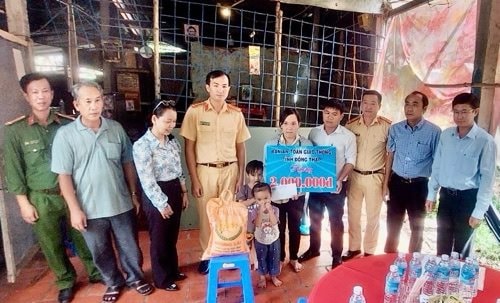 Thăm các gia đình có nạn nhân tử vong do tai nạn giao thông