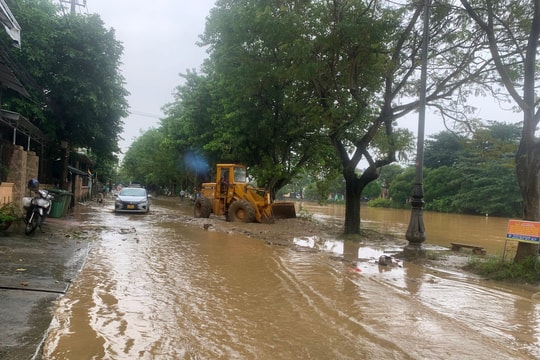 Người dân Huế dọn dẹp nhà cửa sớm ổn định cuộc sống