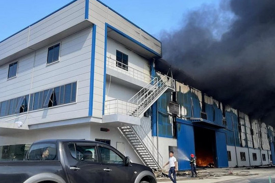 Nghệ An: Cháy lớn trong Khu công nghiệp Nam Cấm