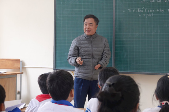 Thầy giáo khuyết tật về cơ thể nhưng trọn vẹn về tâm hồn