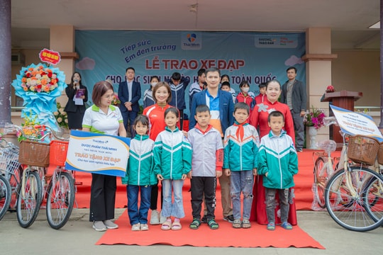 Trở về sau ASIAD, VĐV Nguyễn Thị Oanh trao xe cho học sinh nghèo tại quê hương Bắc Giang