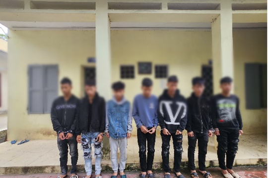 Tạm giữ nhóm thanh, thiếu niên vô cớ ném vỏ chai bia vào hàng quán