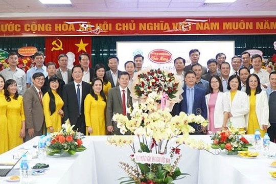 Lãnh đạo UBND tỉnh TT-Huế thăm và chúc mừng nhân ngày nhà giáo Việt Nam