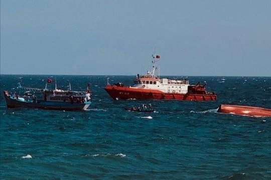 Cứu sống 14 ngư dân Bình Định bị chìm tàu tại vùng biển Phú Quý