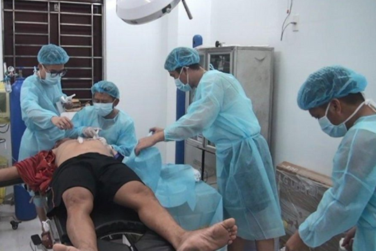 Quân y Trường Sa phẫu thuật ngư dân bị xay nát bàn tay
