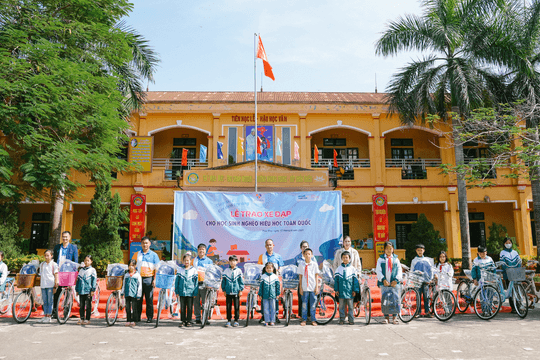Dược phẩm Thái Minh trao xe đạp cho học sinh nghèo tại Phú Thọ trong chiến dịch Tiếp sức em đến trường