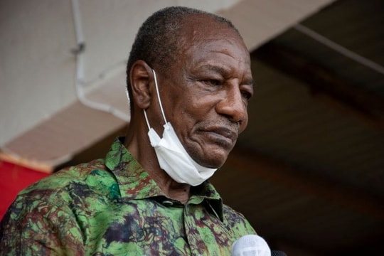 Guinea: Cựu Tổng thống Conde bị điều tra vì tội phản quốc