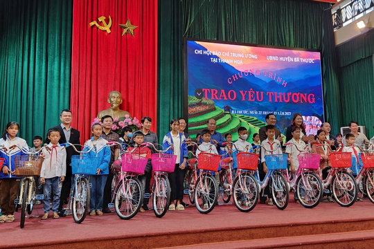 Trao tặng xe đạp cho học sinh vùng cao