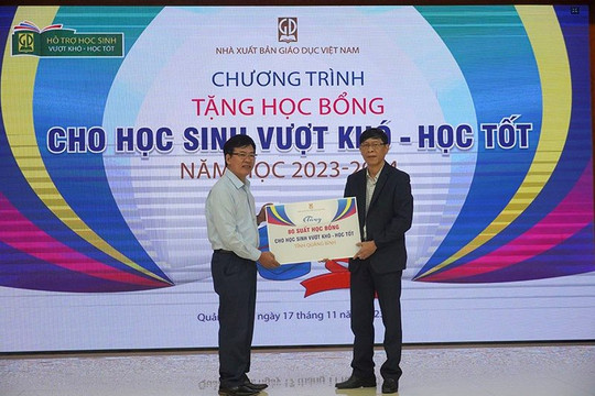 Nhà xuất bản Giáo dục Việt Nam tiếp tục trao học bổng cho học sinh vượt khó học tốt