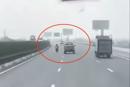 Thiếu niên điều khiển xe máy lạng lách, đánh võng trên cao tốc gây tai nạn