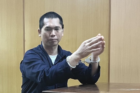 Tài xế xe ôm đâm chết người rồi leo lên nóc nhà cố thủ
