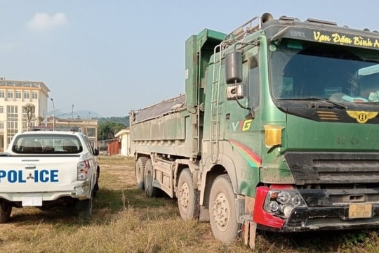 Tài xế ô tô tải đâm hỏng xe CSGT rồi bỏ chạy