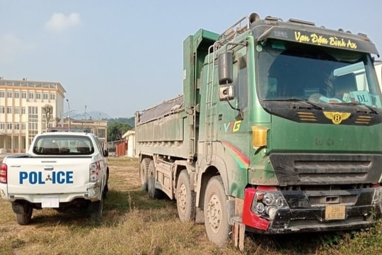 Bắt giữ lái xe dương tính với ma túy, chống người thi hành công vụ