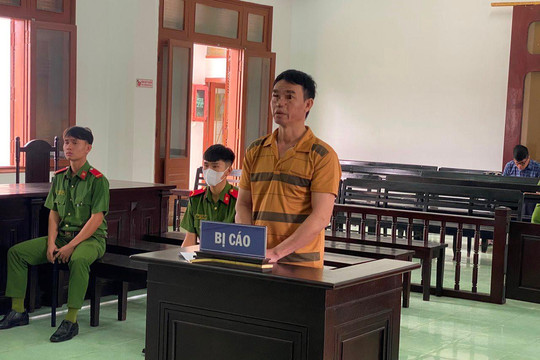 Ghen tuông vô cớ tạt xăng đốt vợ cũ
