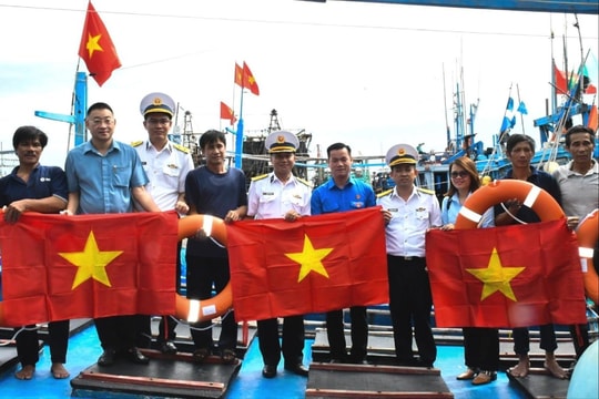 Lữ đoàn 682- Điểm tựa vững chắc tiếp sức ngư dân vươn khơi, bám biển