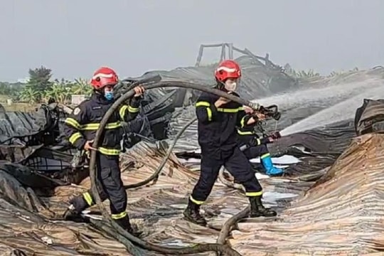 Cháy xưởng da giày, khói lửa bùng lên nghi ngút