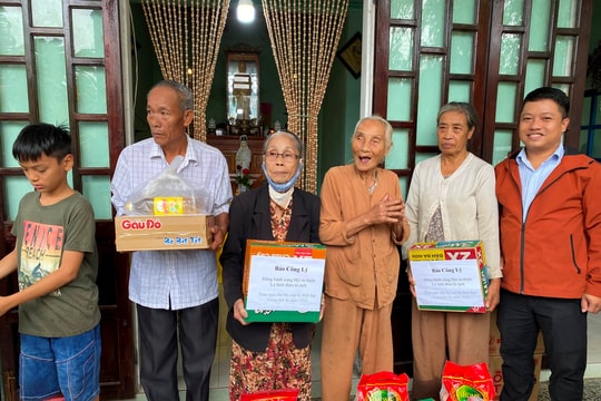 Trao quà cho người dân bị ảnh hưởng mưa lũ tại thành phố Huế
