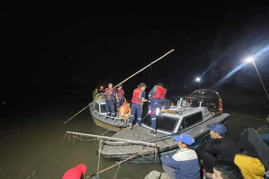 2 học sinh ở Nam Định ngã xuống sông mất tích