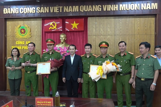 Khen thưởng tập thể, cá nhân trong vụ bắt giữ và thu hơn 2.300 viên ma túy