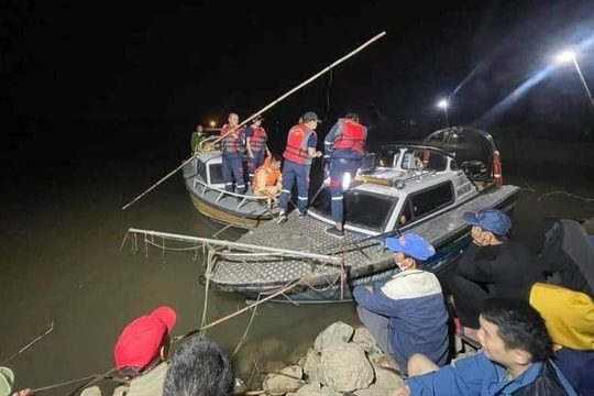 Nam Định: Nỗ lực tìm kiếm 2 học sinh ngã xuống sông mất tích