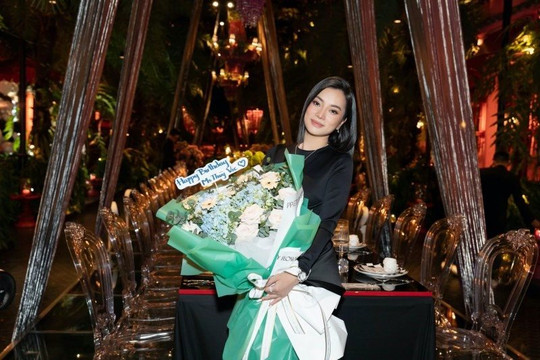 NTK Thùy Victory đón sinh nhật bên dàn chị em nổi tiếng của showbiz