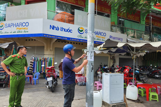 Bị phạt 1,5 triệu đồng vì dán quảng cáo bậy