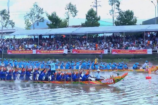 Đội ghe Ngo nam, nữ chùa Tum Núp huyện Châu Thành đạt giải Nhất của Lễ hội Oóc Om Bóc- Đua ghe Ngo năm 2023