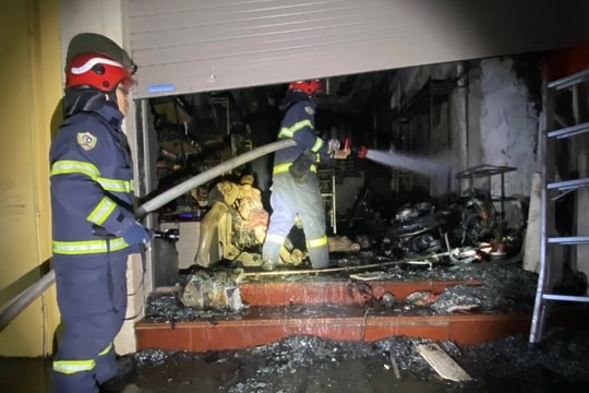 Hà Nội: Cháy nhà 4 tầng, 5 người thoạt nạn nhờ lối ra ban công