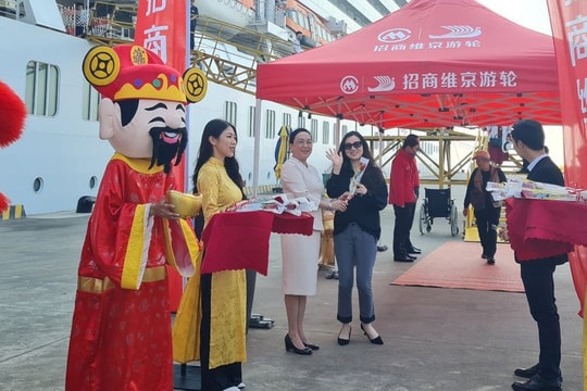 Du thuyền hạng sang đưa khách Trung Quốc tham quan Vịnh Hạ Long