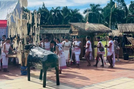Khai mạc Ngày hội các dân tộc vùng Tây Nguyên lần thứ I tại Kon Tum