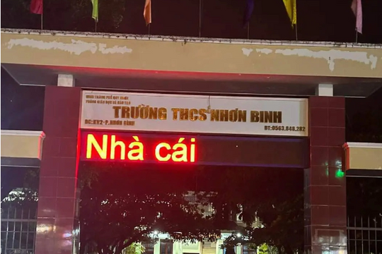 Dòng chữ lạ trên bảng hiệu cổng trường Nhơn Bình (Bình Định)