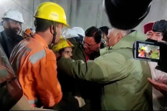 Ấn Độ : Toàn bộ 41 người được giải cứu khỏi đường hầm sau 17 ngày