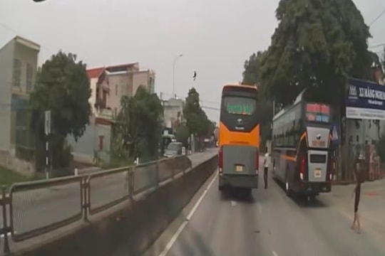 Khởi tố vụ án hai xe khách chèn ép nhau trên QL 1A