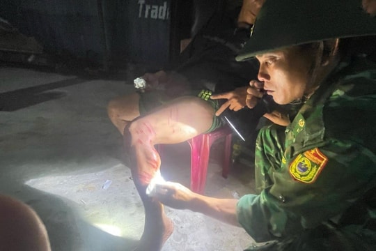 Cứu 03 ngư dân Quảng Ngãi bị chìm tàu trong đêm ở biển Quảng Bình