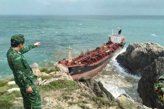 Một tàu lạ trôi dạt vào bờ biển Quảng Nam
