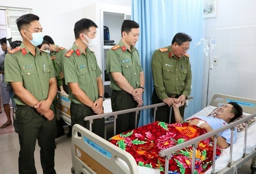 Công an tỉnh Kiên Giang hỗ trợ 200 triệu đồng cho cán bộ công an bị thương khi làm nhiệm vụ