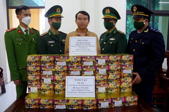 Bắt quả tang tài xế cất giấu pháo hoa nổ trong thùng tự chế trên xe tải