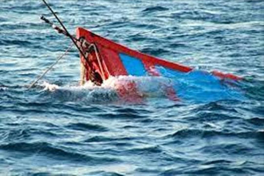 11 ngư dân may mắn được cứu khi tàu chìm trên biển